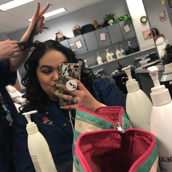 Meet your Posher, Alyssa - Picture 2 of 5